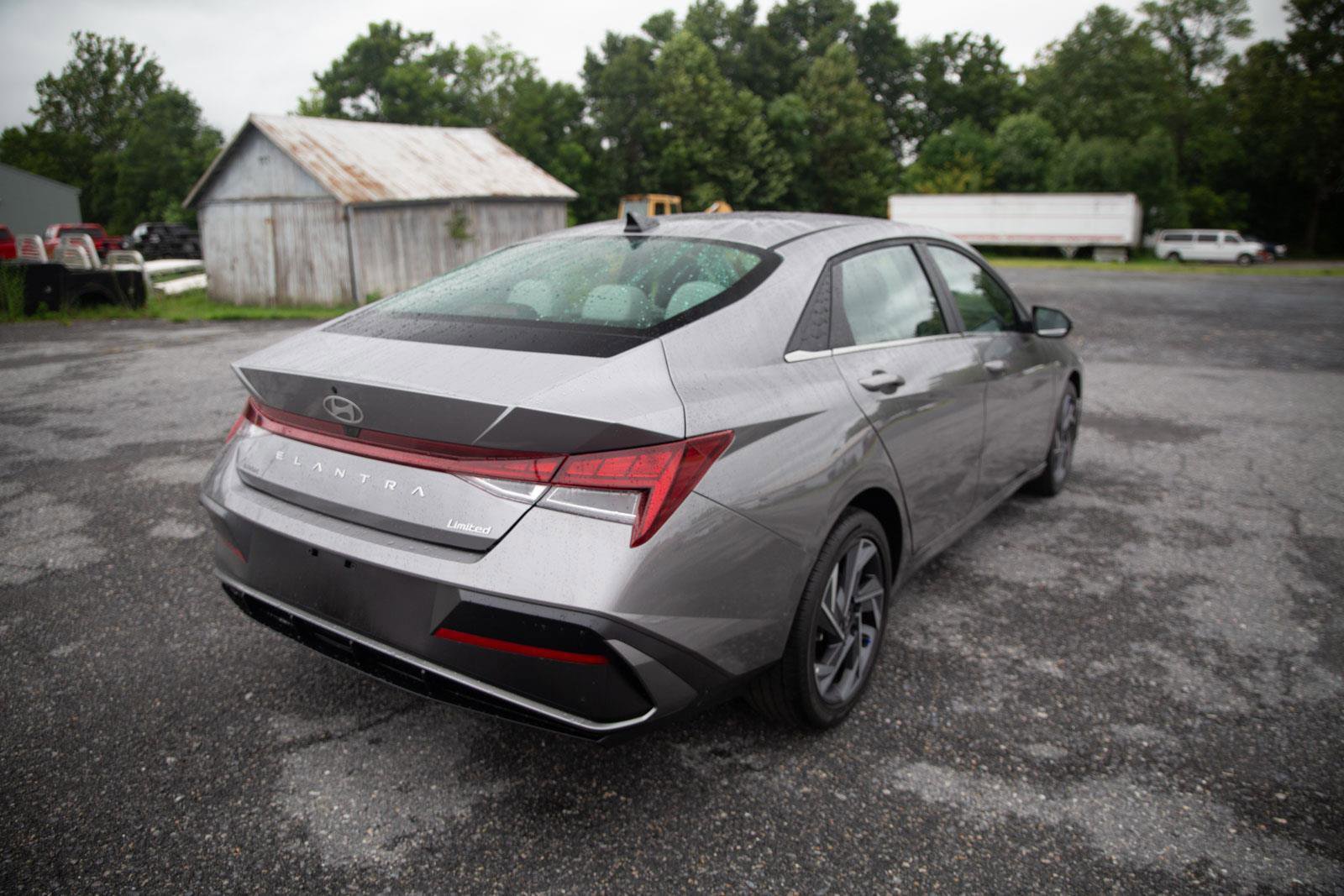 Used 2025 Hyundai Elantra Limited image 3