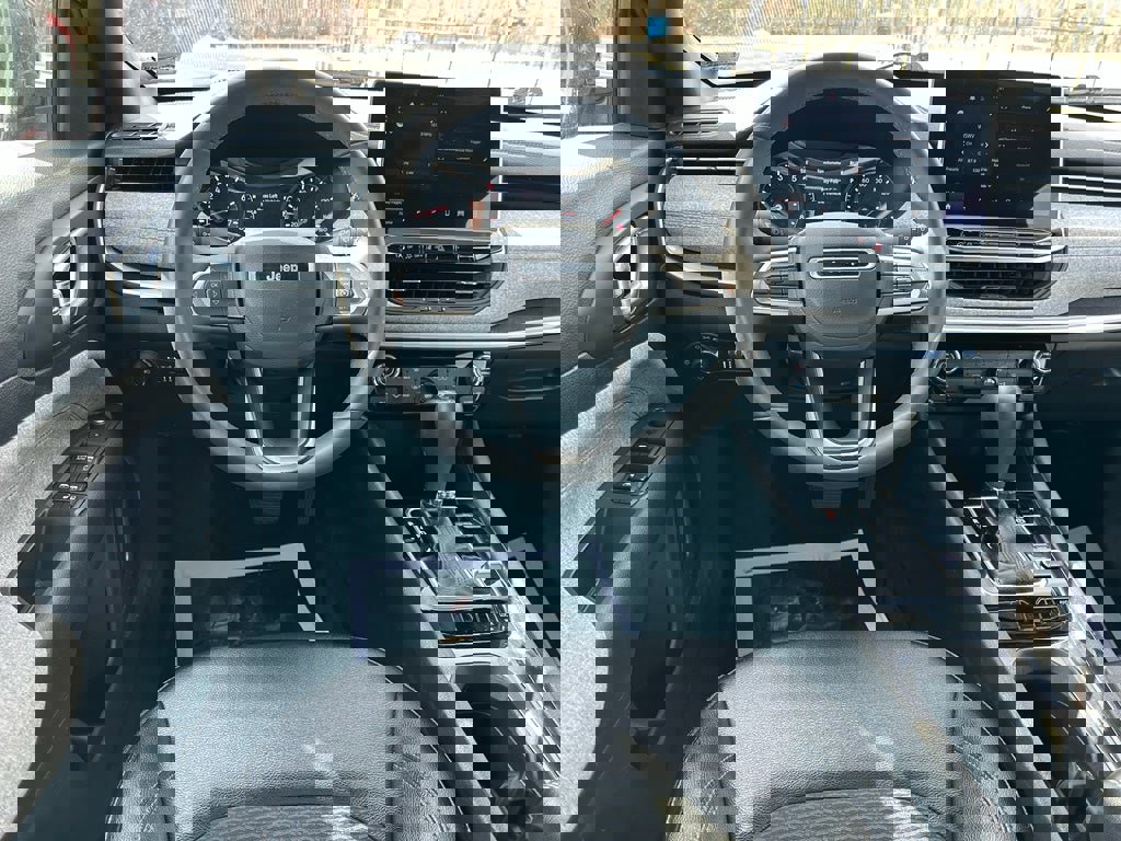 Used 2024 Jeep Compass Latitude image 13