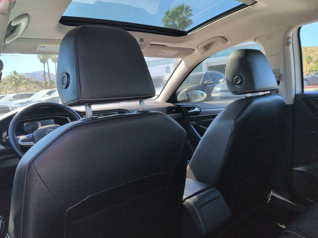 Used 2023 Volkswagen Jetta SE w/ Panoramic Sunroof Package image 17