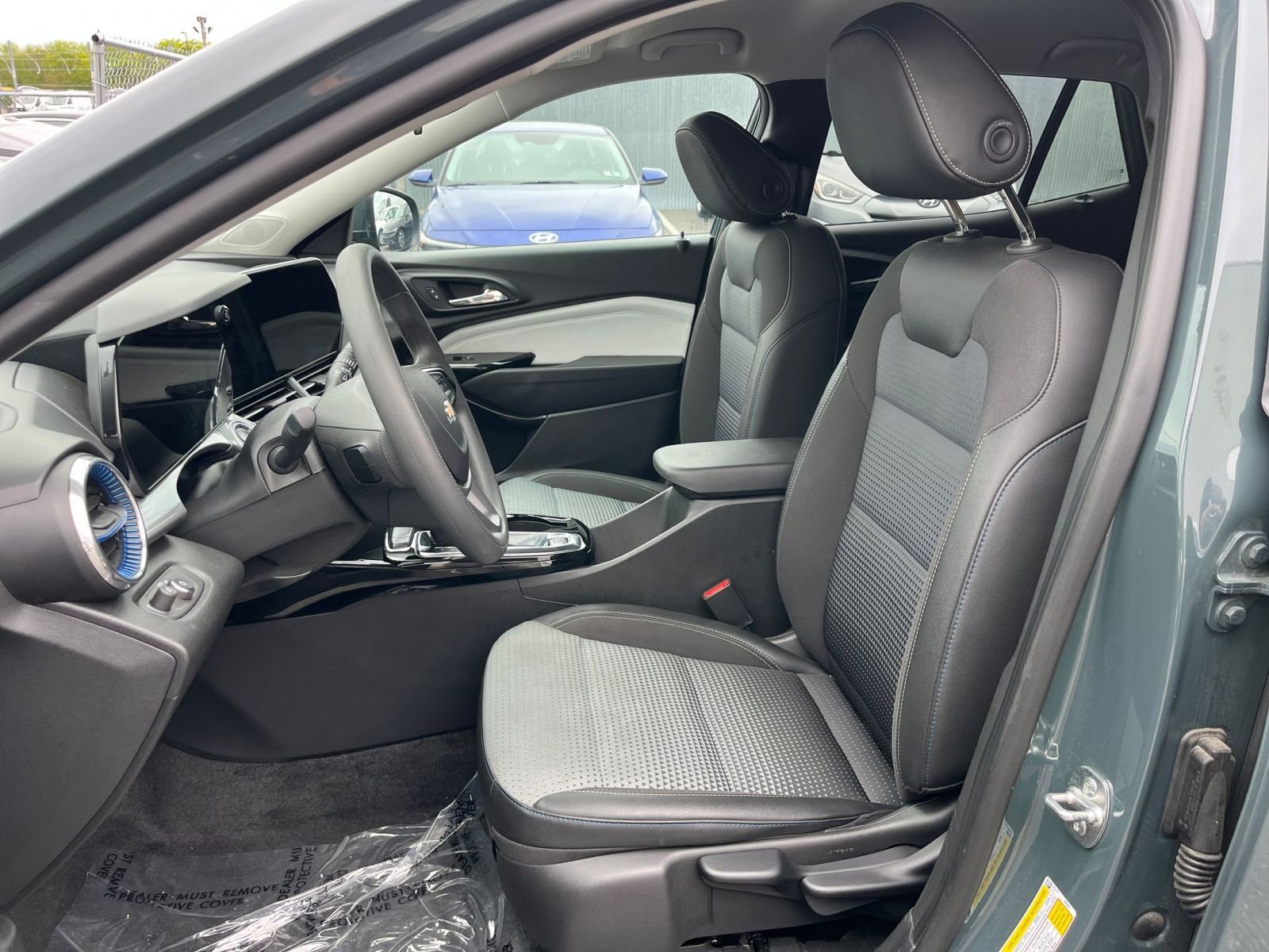 Used 2025 Chevrolet Trax LT FWD image 36