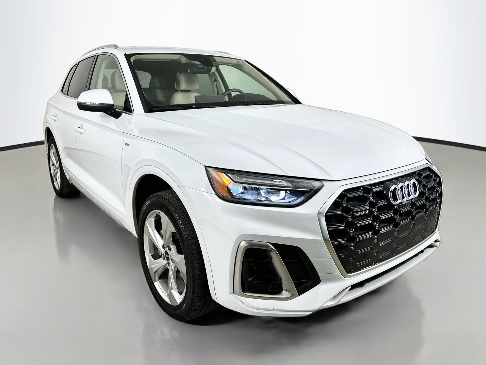 Used 2023 Audi Q5 2.0T Premium Plus w/ Premium Plus Package AWD/4WD image 3
