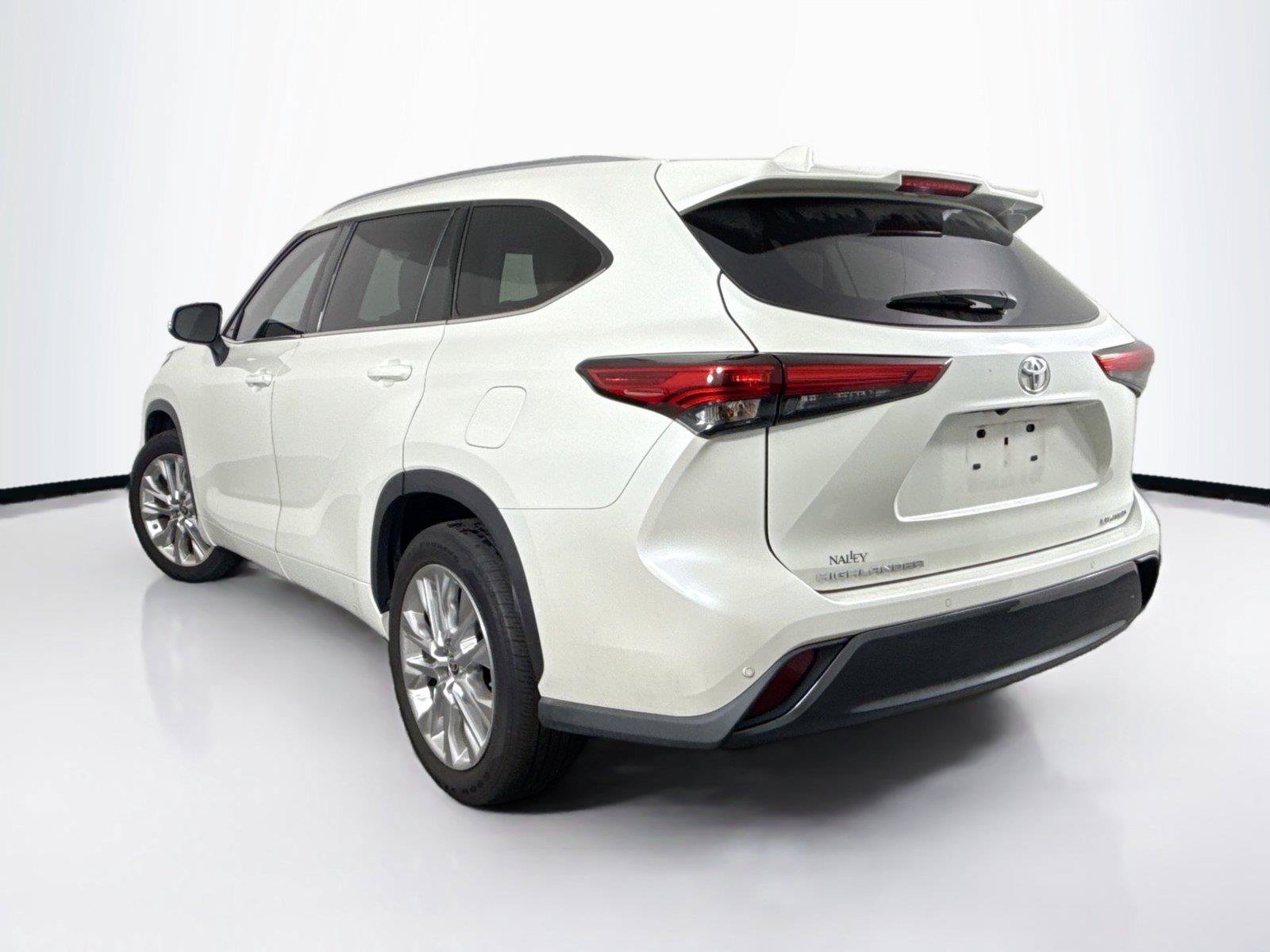 Used 2021 Toyota Highlander Limited FWD image 11
