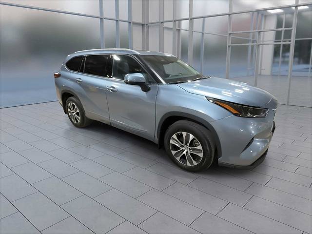 Certified 2022 Toyota Highlander XLE image 2