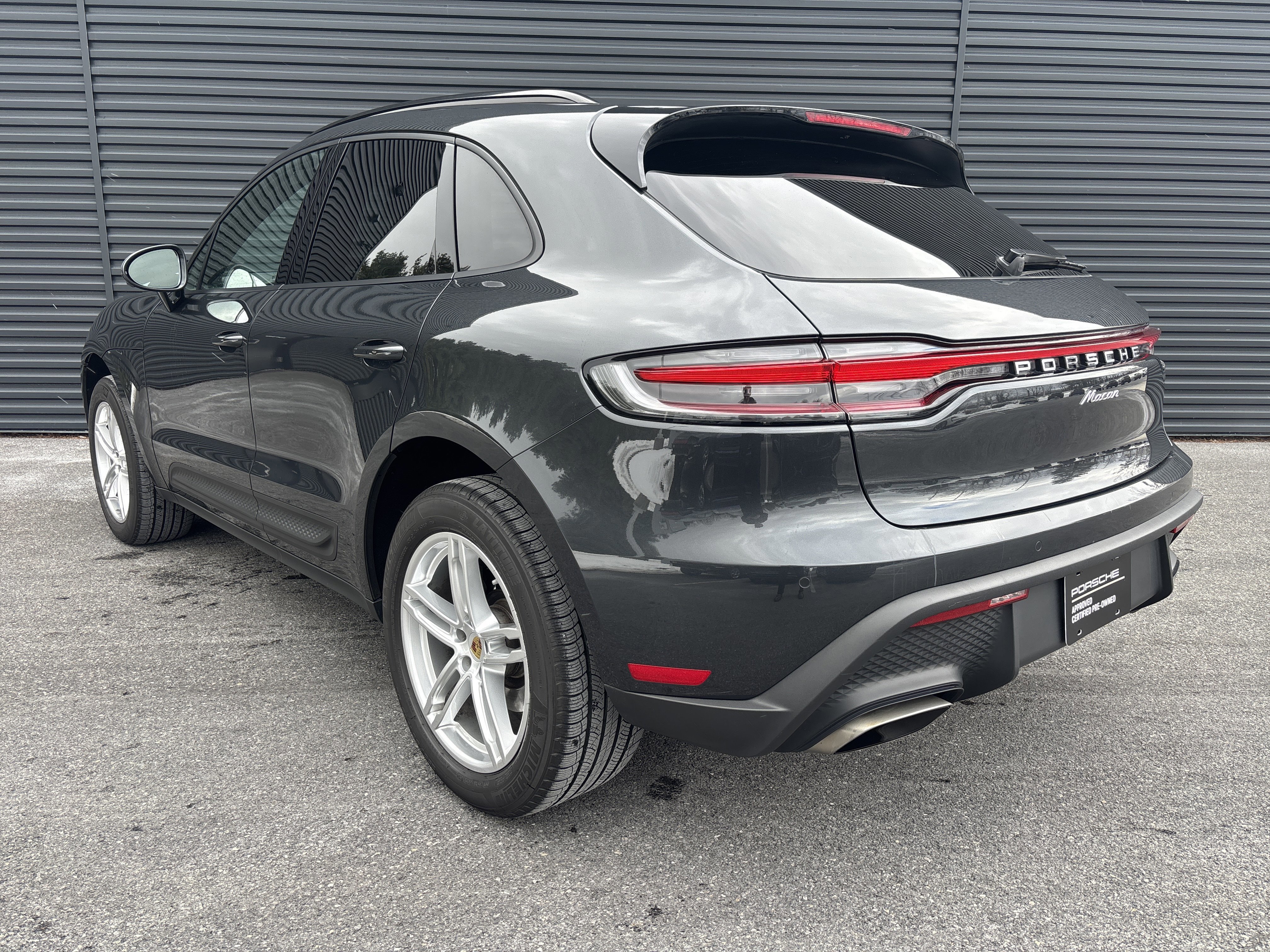 Certified 2025 Porsche Macan image 3