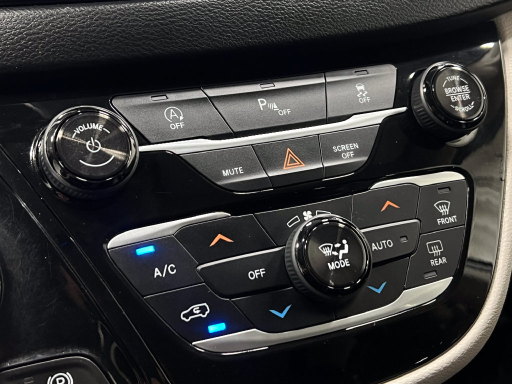 Used 2018 Chrysler Pacifica Touring-L FWD image 24