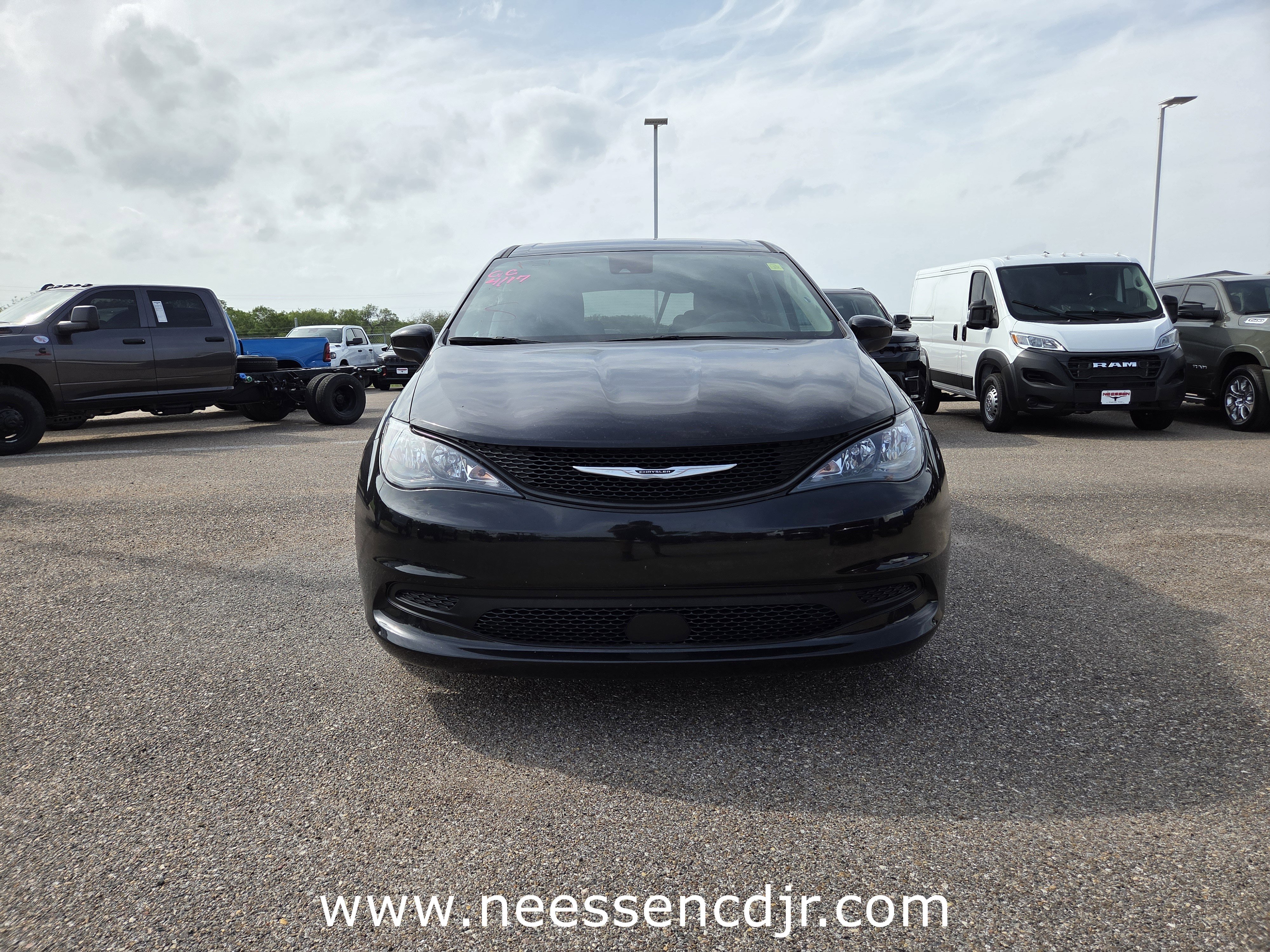 Used 2023 Chrysler Voyager LX image 2