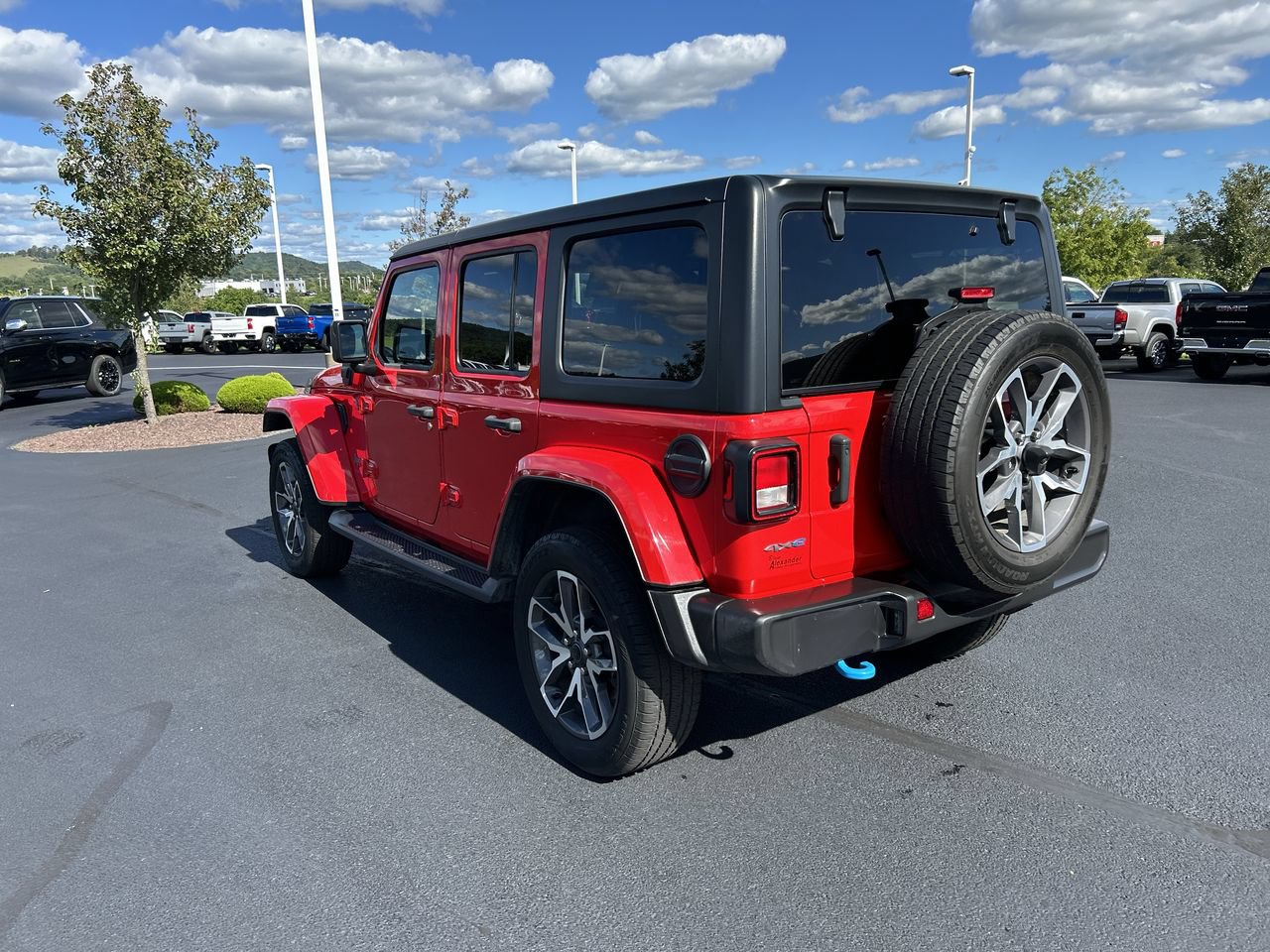 Used 2024 Jeep Wrangler Unlimited w/ Convenience Group AWD/4WD image 5