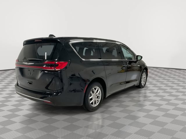 Used 2024 Chrysler Pacifica Touring-L FWD image 10