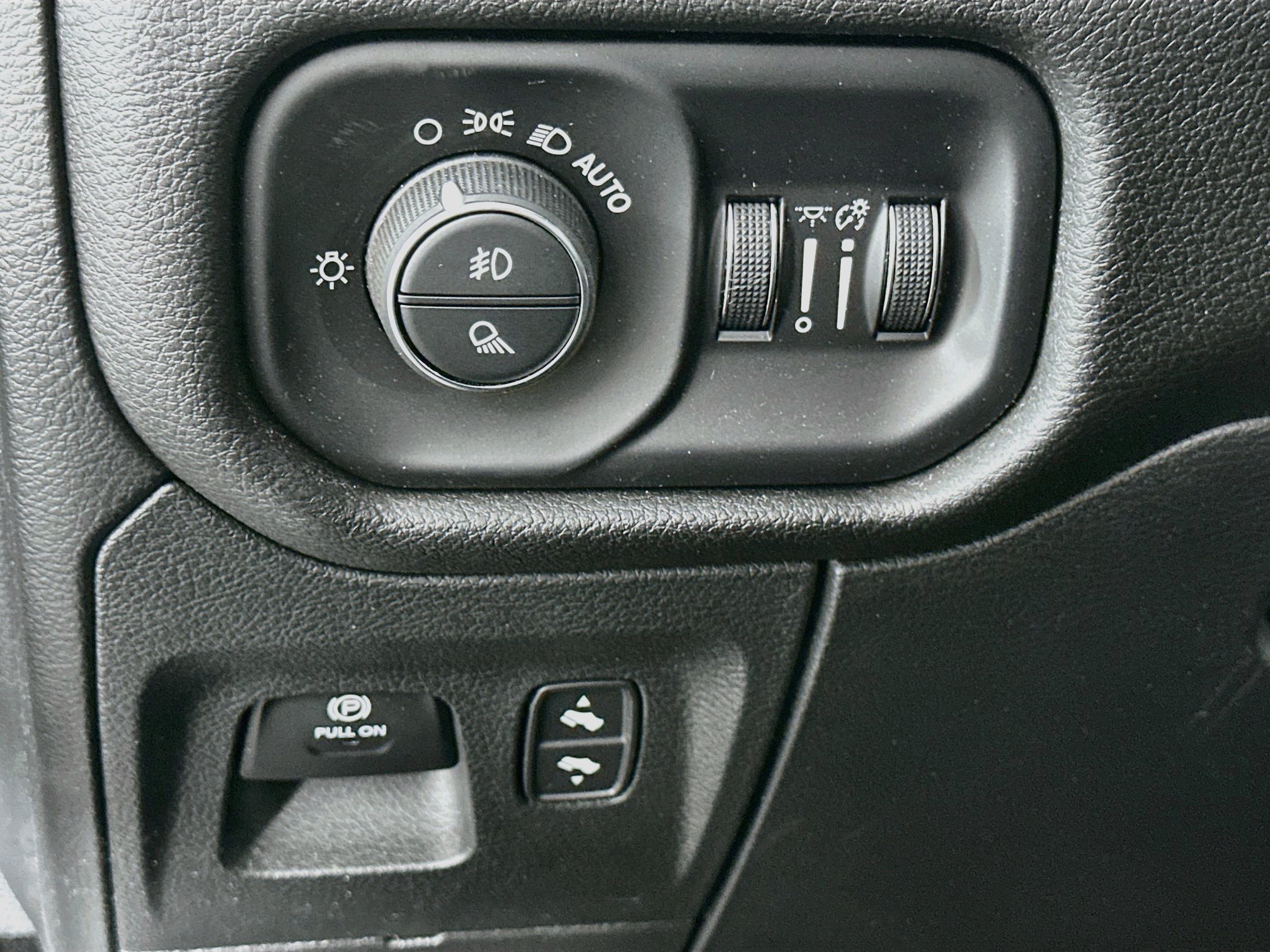 Used 2023 RAM 1500 Laramie AWD/4WD image 17