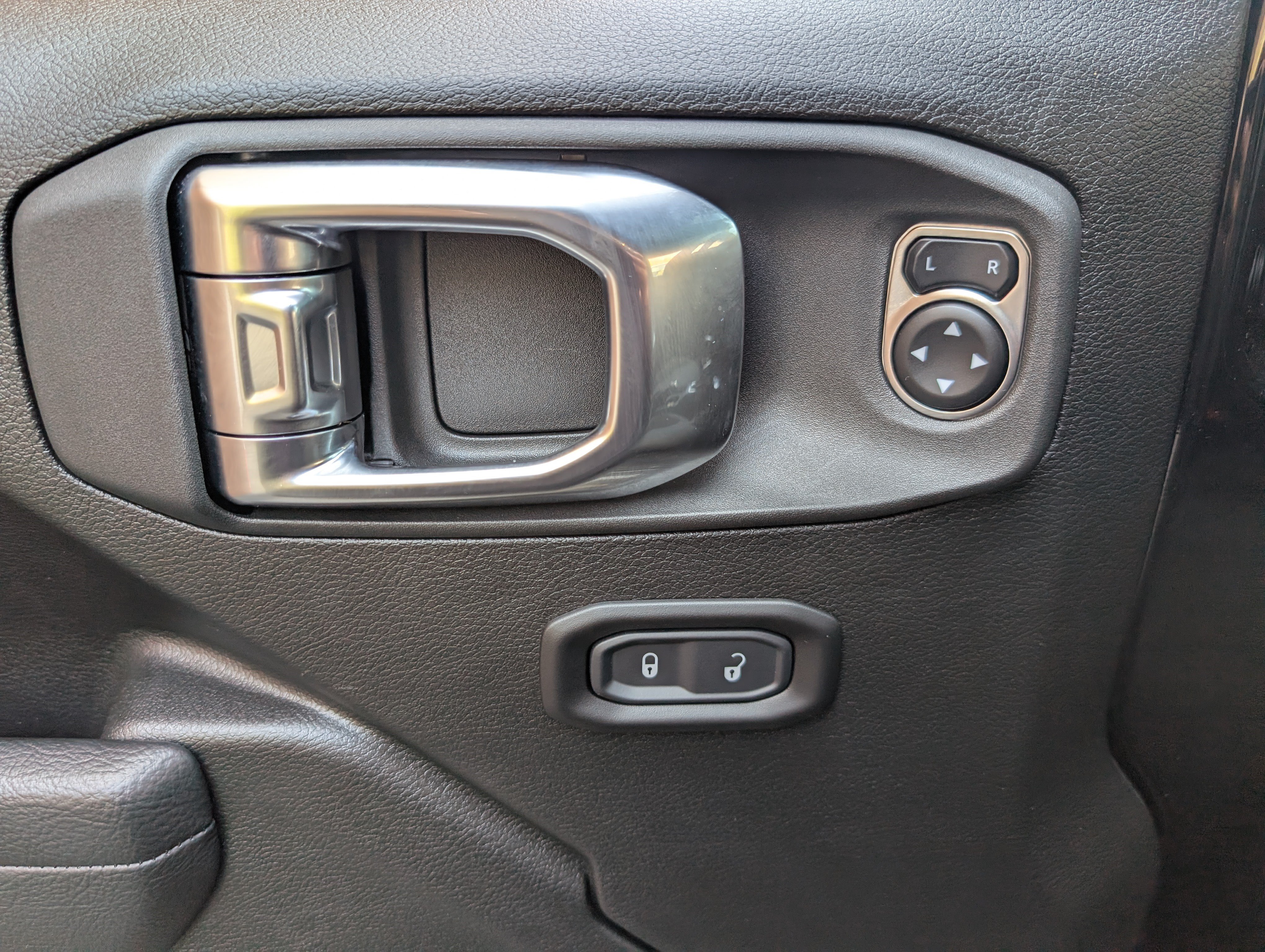 Used 2025 Jeep Gladiator Sport AWD/4WD image 14