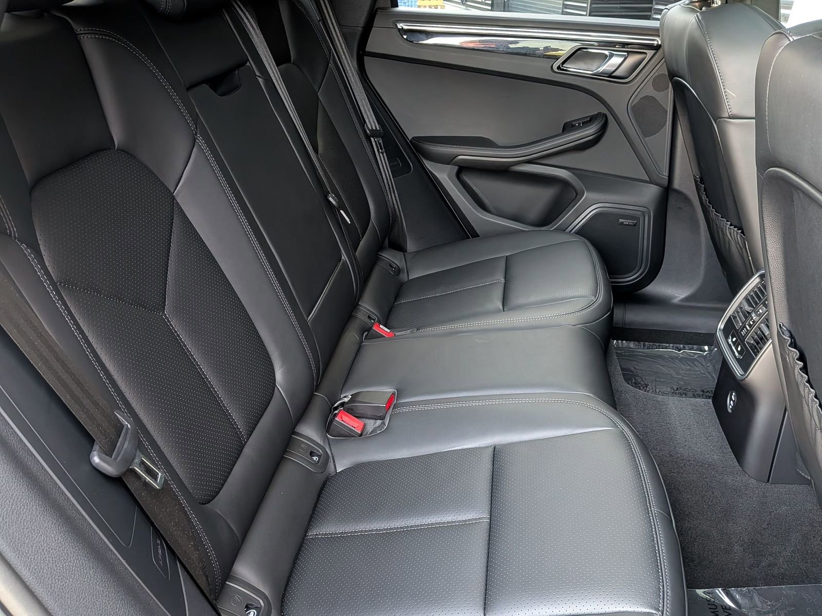 Certified 2026 Porsche Macan Turbo AWD/4WD image 24