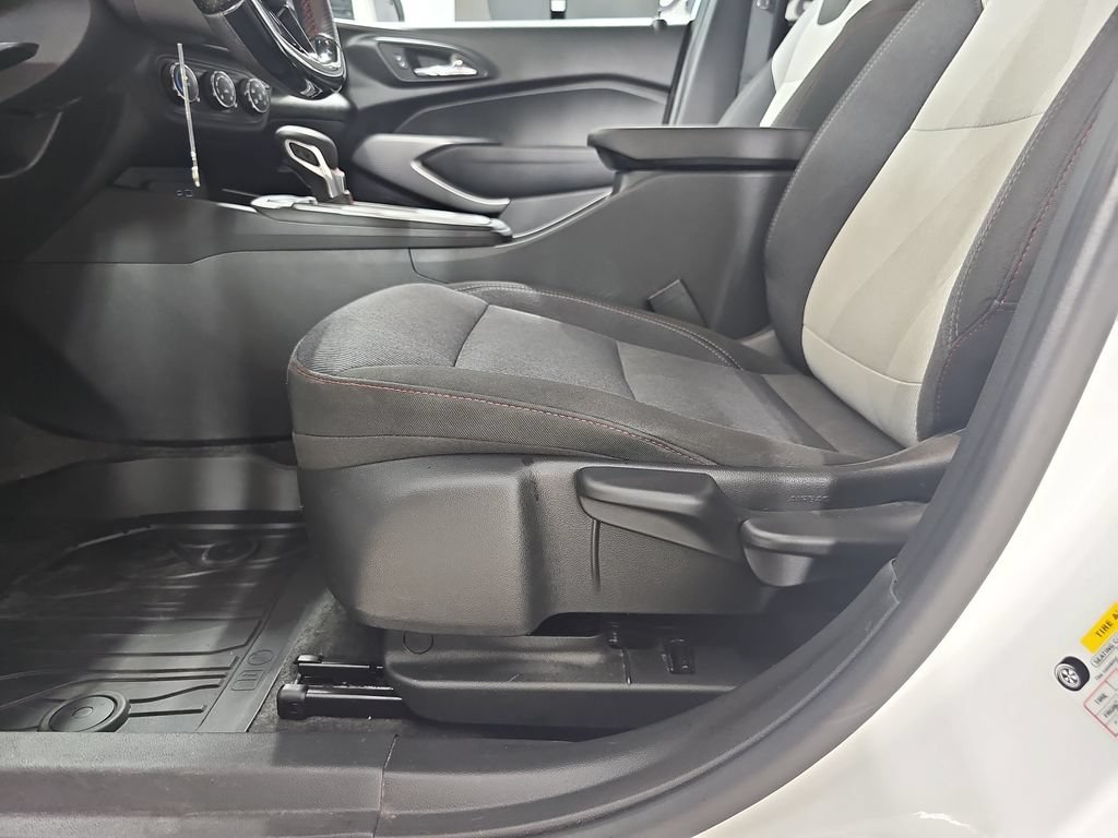 Certified 2024 Chevrolet Trax RS w/ Driver Confidence Package FWD image 33