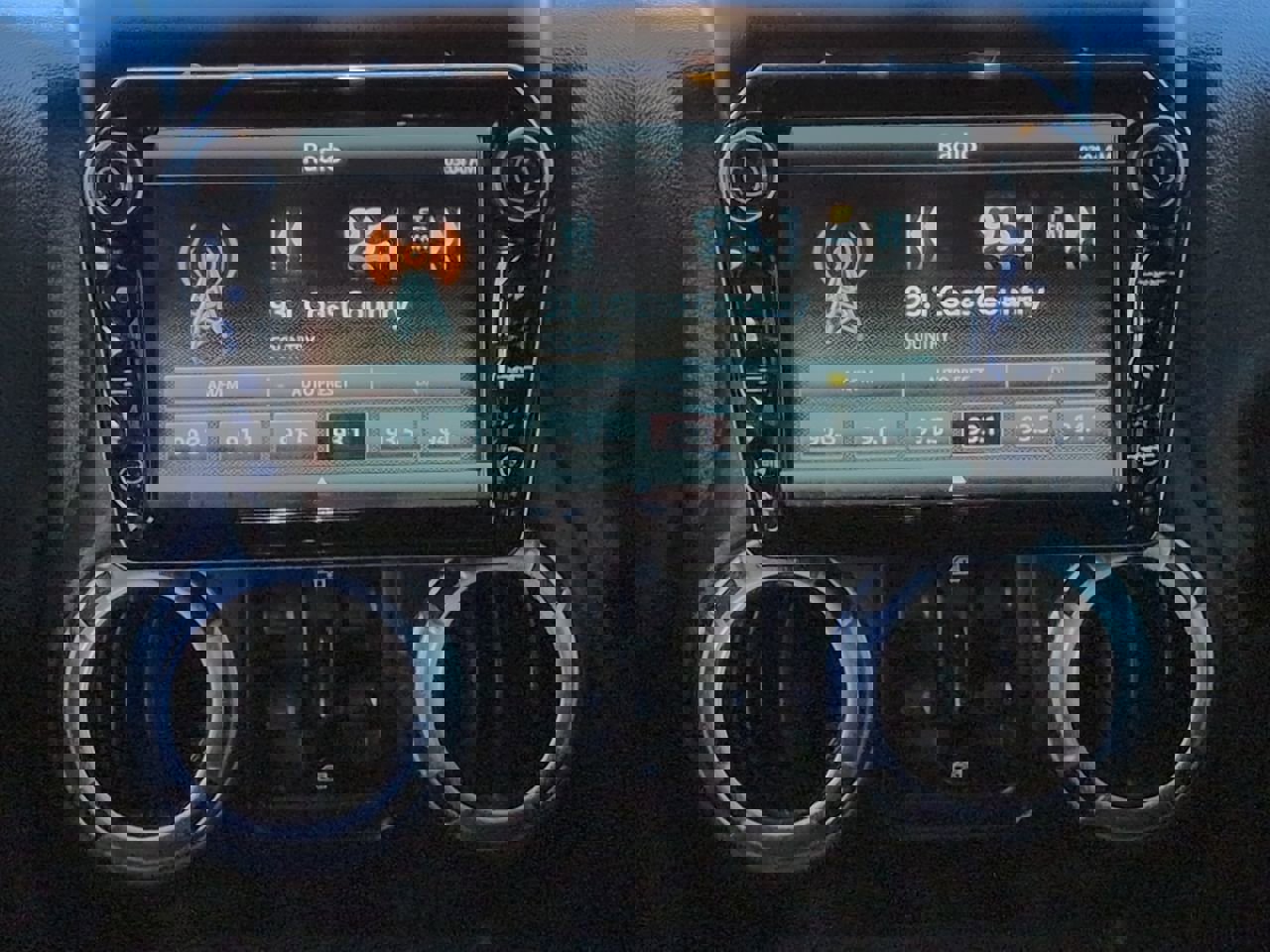 Used 2016 Jeep Wrangler Unlimited Sahara w/ Connectivity Group AWD/4WD image 16