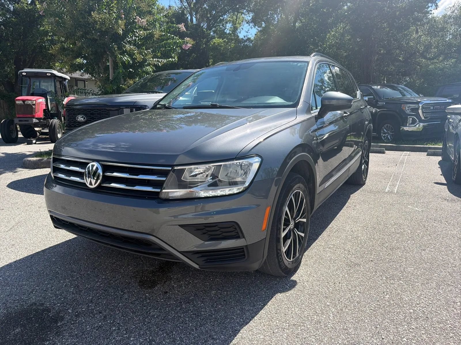 Used 2021 Volkswagen Tiguan SEL FWD image 2