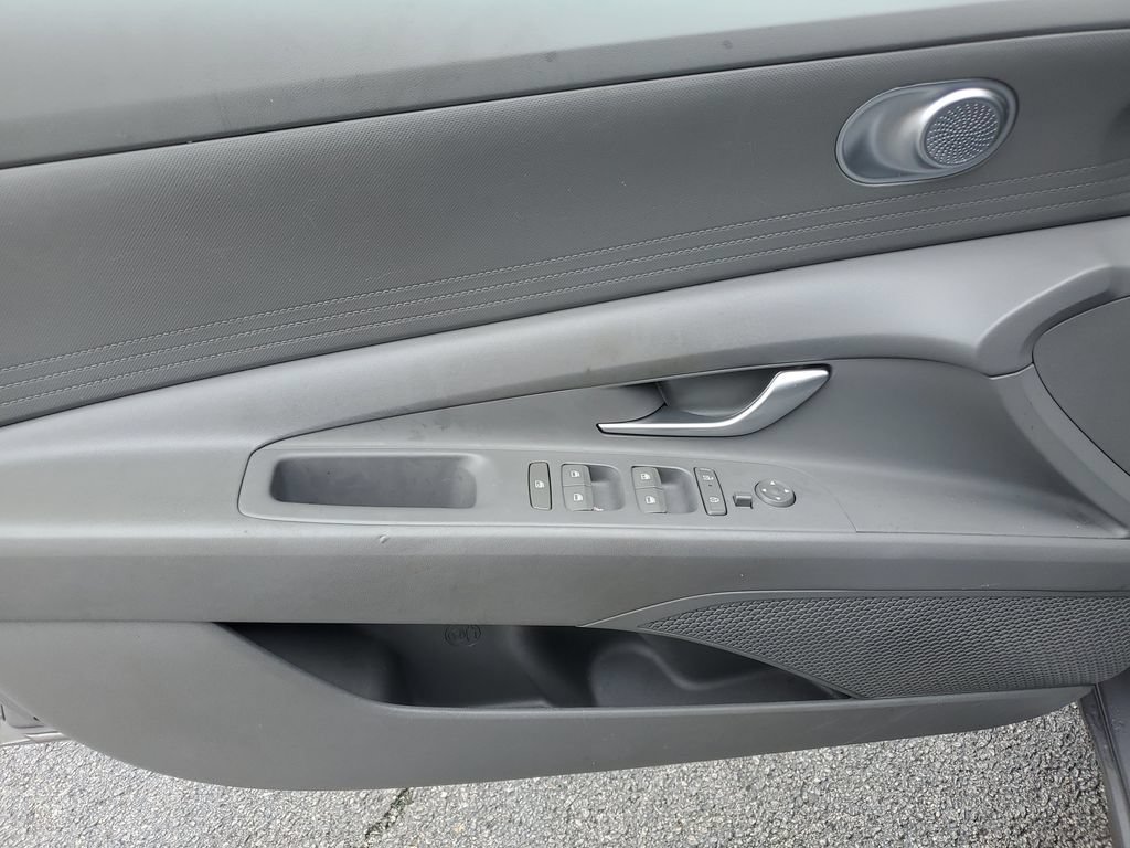 Used 2025 Hyundai Elantra SE FWD image 18