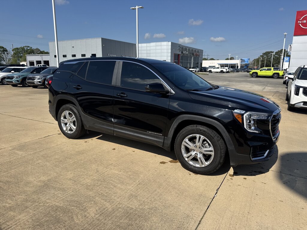 Used 2024 GMC Terrain SLE w/ LPO, Floor Liner Package image 9