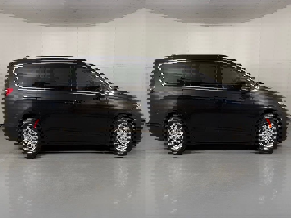 Used 2023 Chrysler Pacifica Touring-L image 9