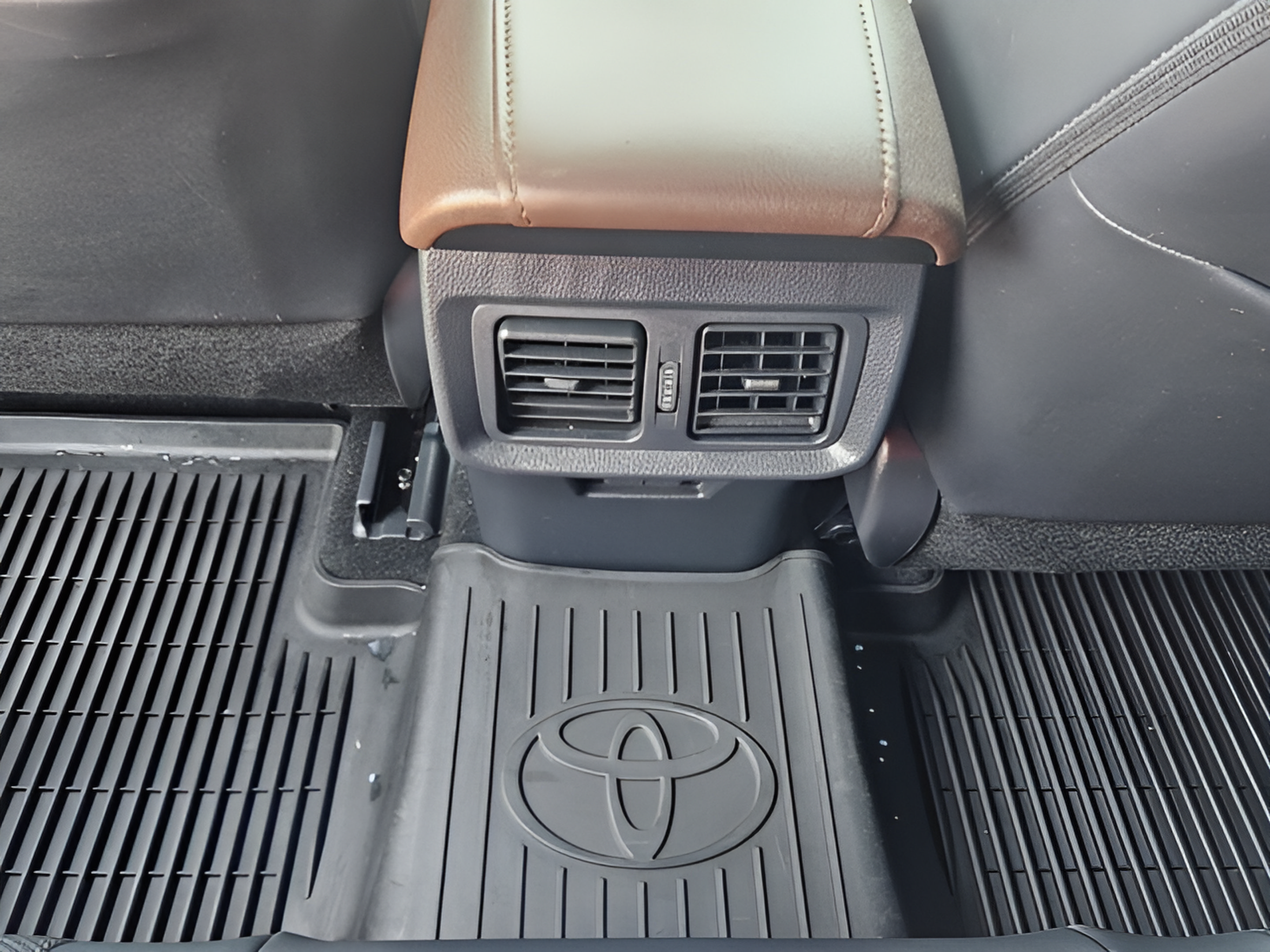 Used 2024 Toyota Venza Limited AWD/4WD image 11