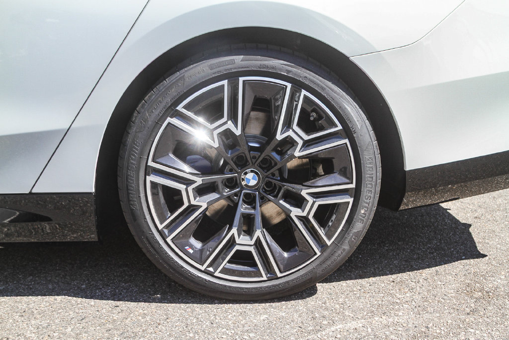 New 2027 BMW i5 eDrive40 w/ M Sport Package RWD image 8