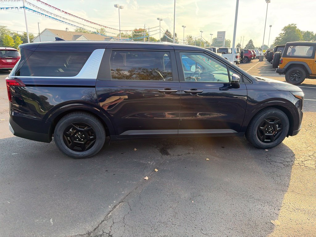 Used 2025 Kia Carnival FWD image 8