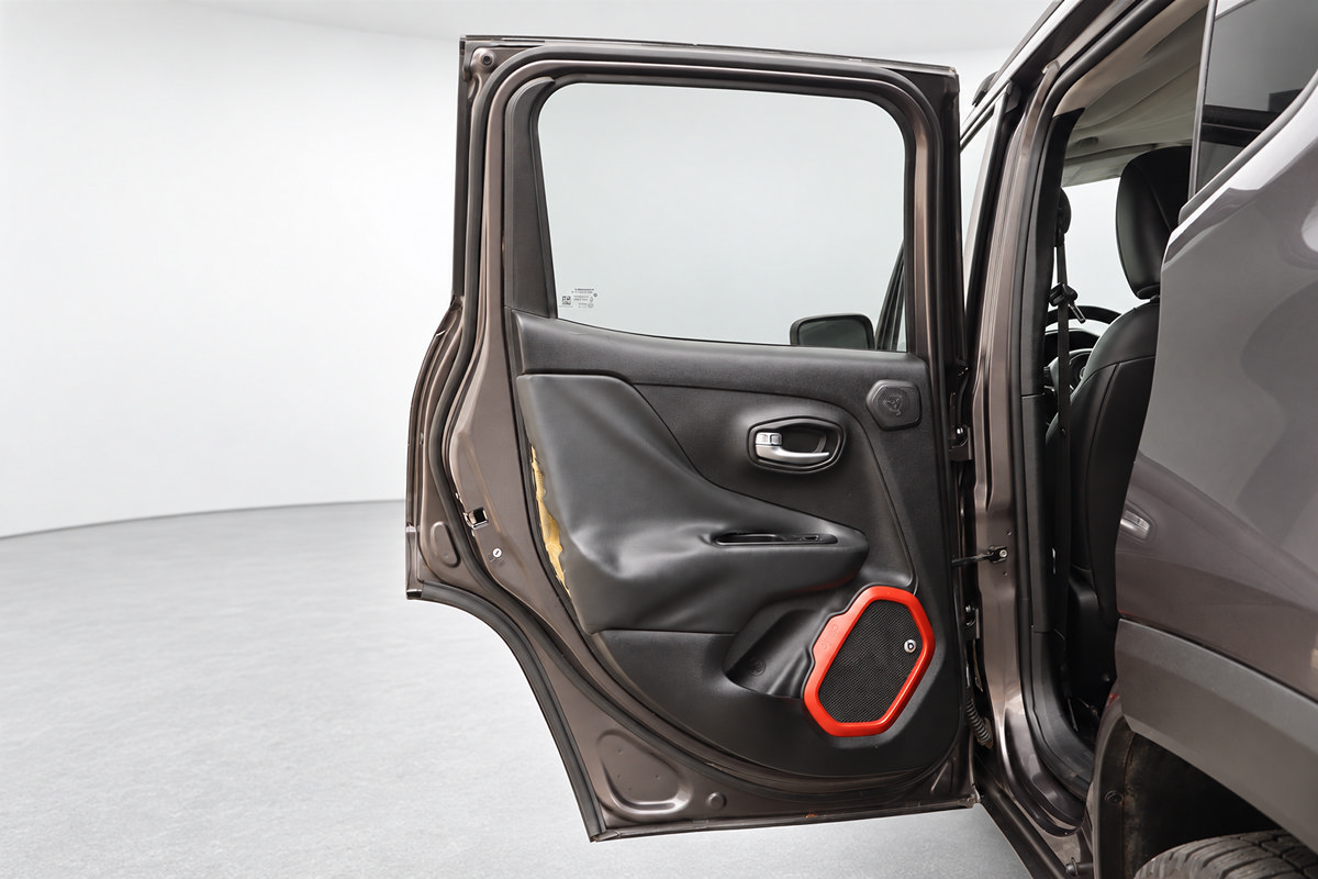 Used 2018 Jeep Renegade Trailhawk AWD/4WD image 16