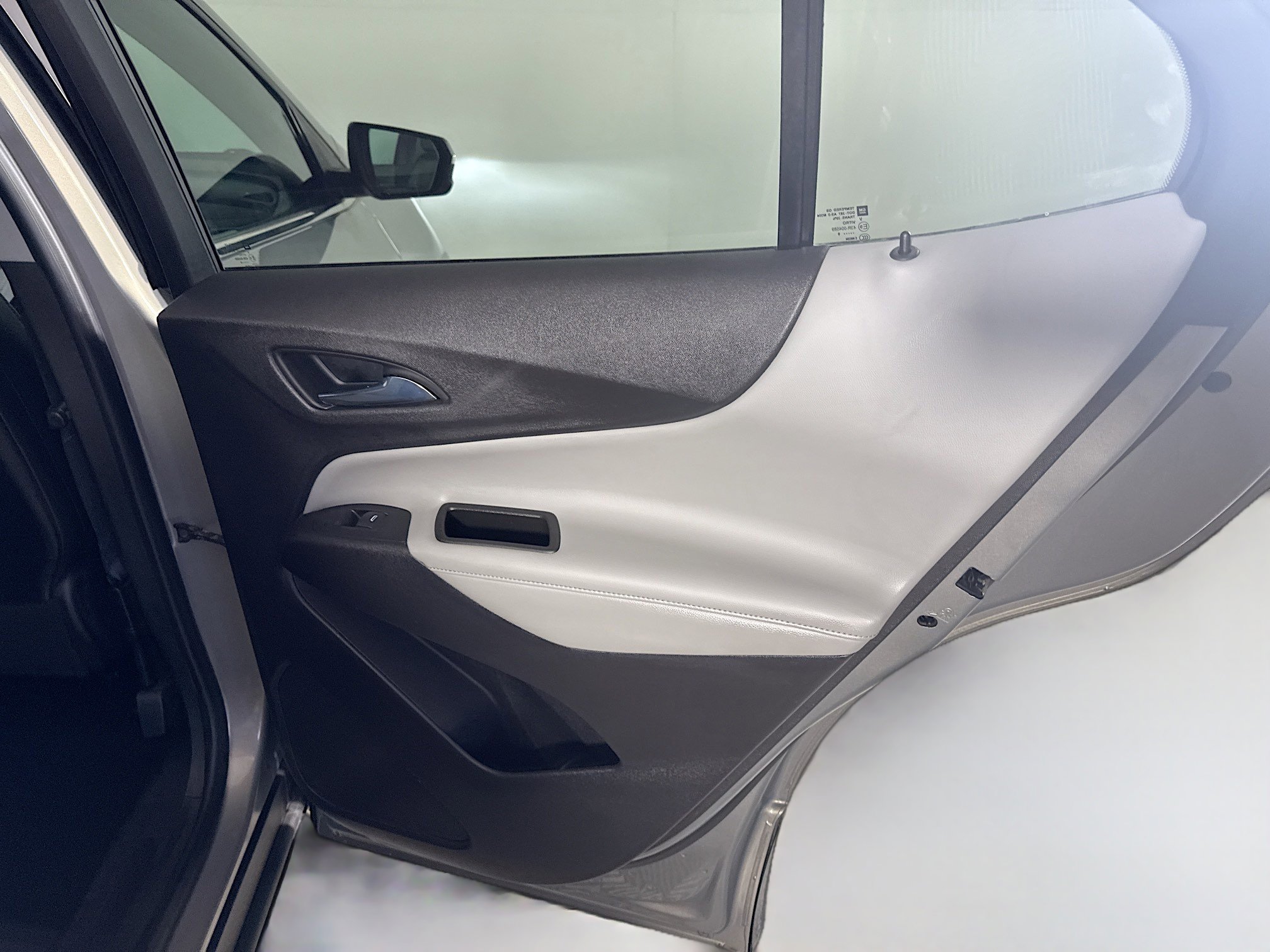 Used 2018 Chevrolet Equinox Premier FWD image 28