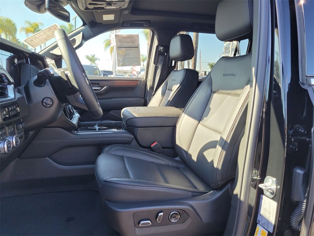 Used 2025 GMC Yukon XL Denali w/ Sun & Power Step Package image 20