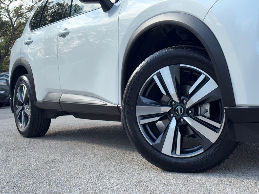 Used 2025 Nissan Rogue SL w/ SL Premium Package image 2