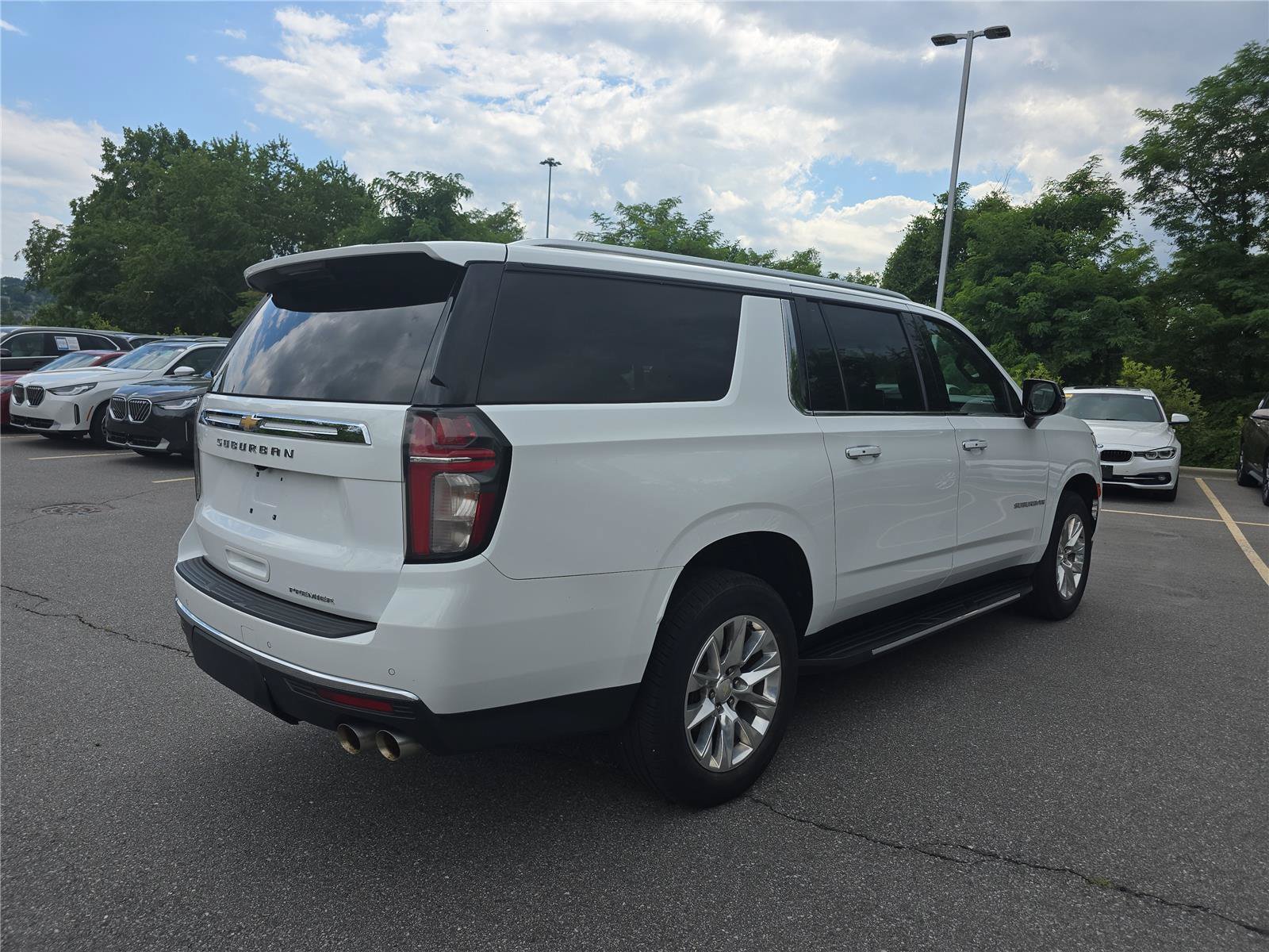 Used 2022 Chevrolet Suburban Premier AWD/4WD image 3