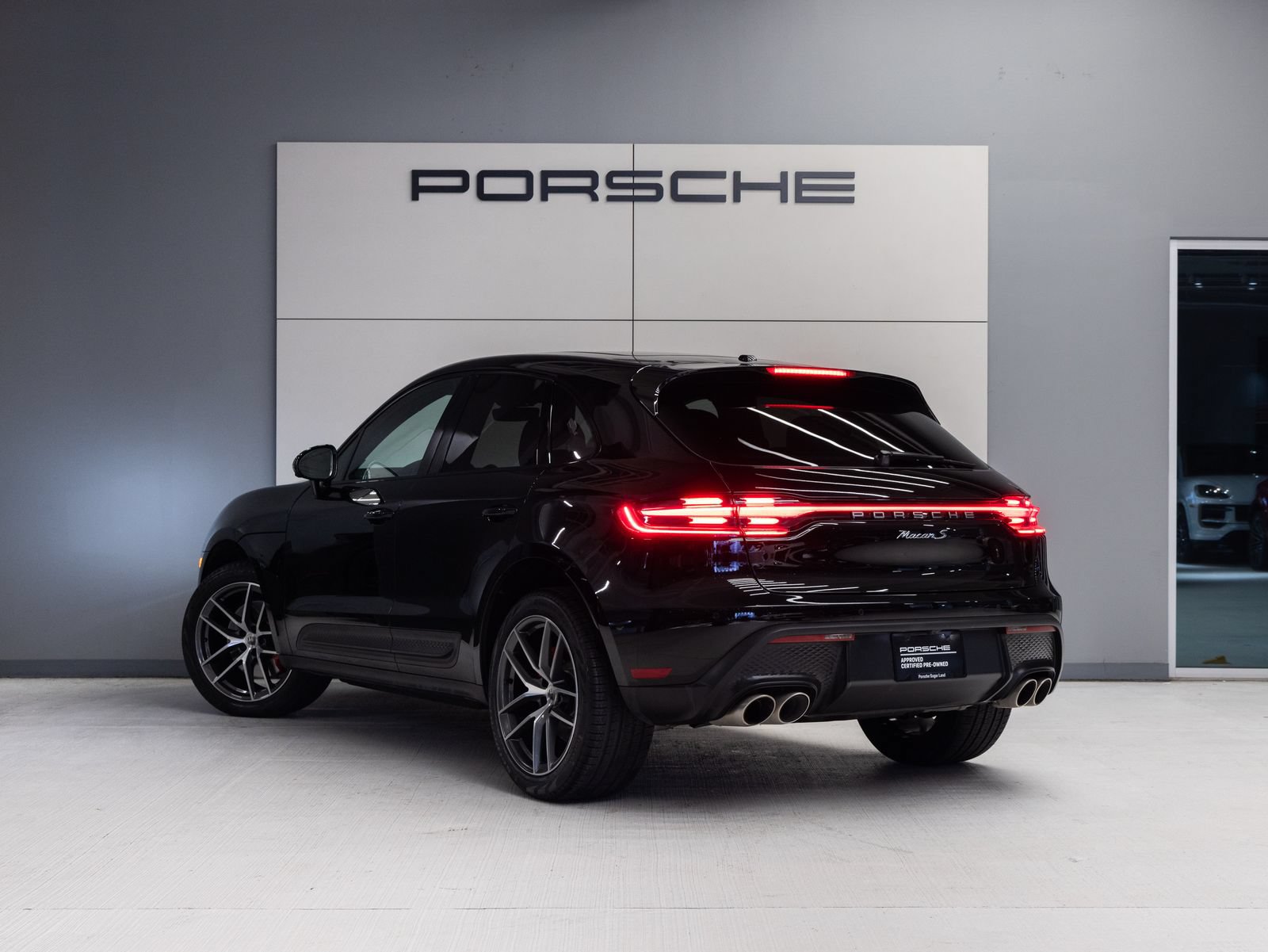 Certified 2023 Porsche Macan S AWD/4WD image 3