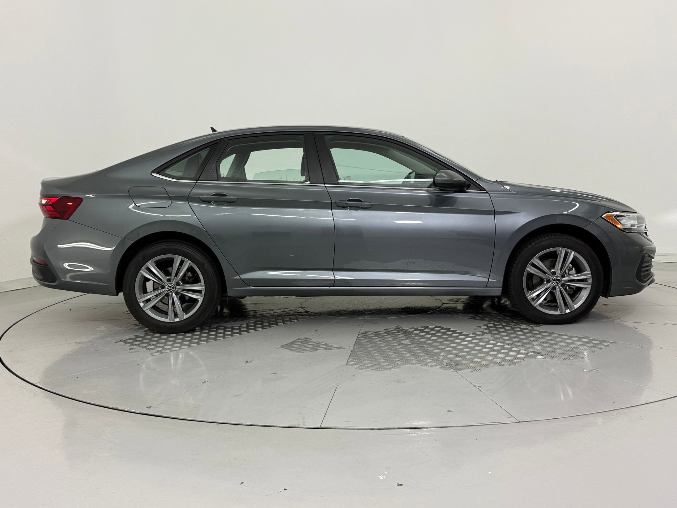 Used 2024 Volkswagen Jetta SE image 8