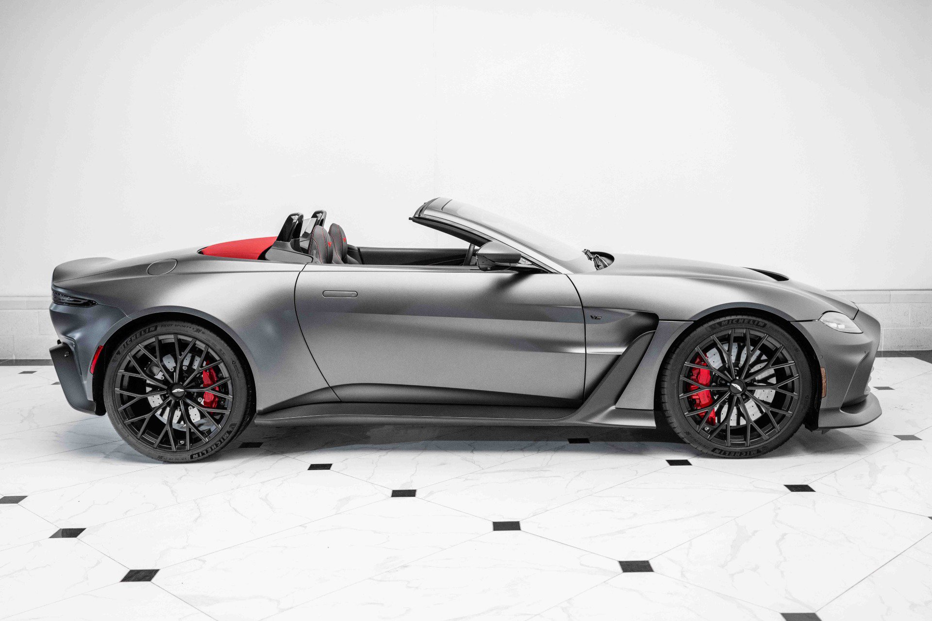Used 2023 Aston Martin V12 Vantage Roadster image 37