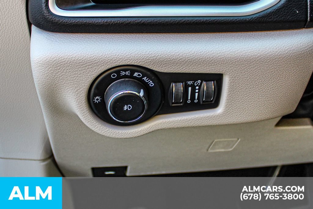 Used 2023 Chrysler Pacifica Touring-L FWD image 29