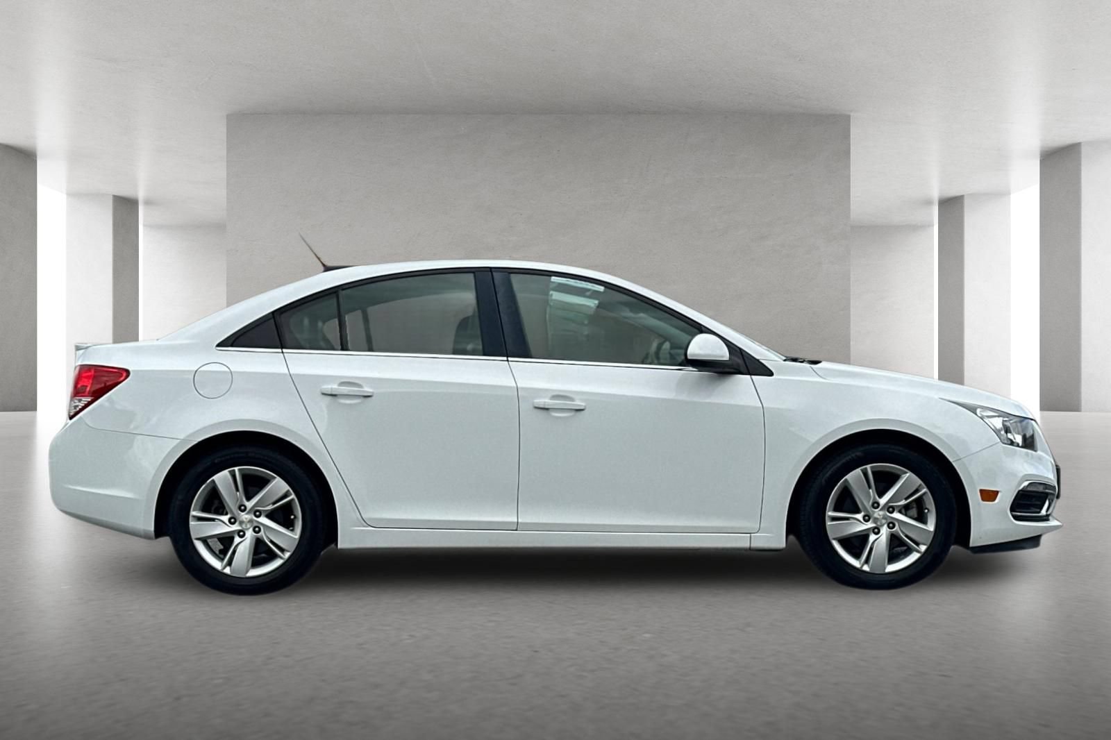 Used 2015 Chevrolet Cruze Diesel FWD image 3