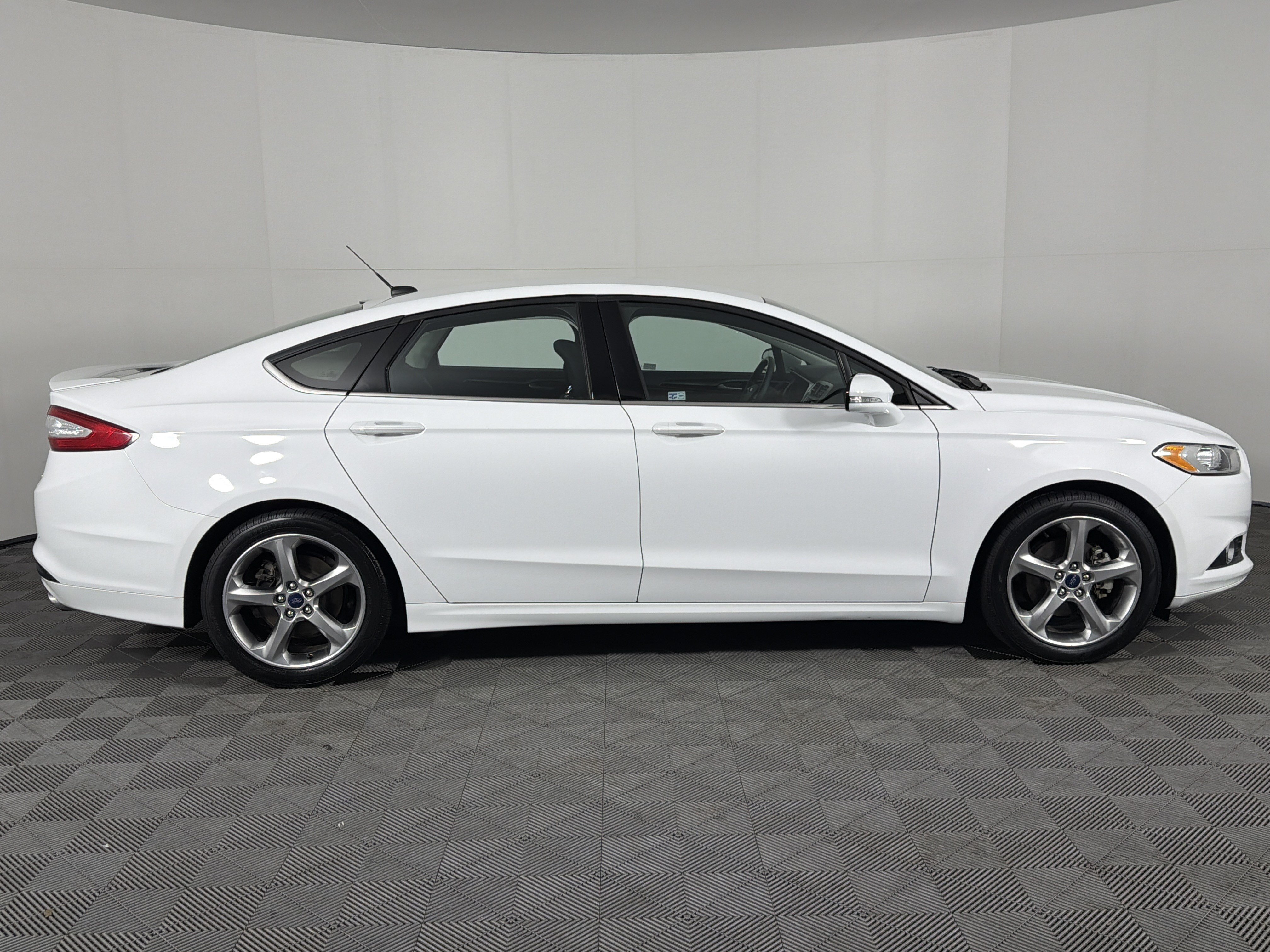 Used 2013 Ford Fusion SE FWD image 8