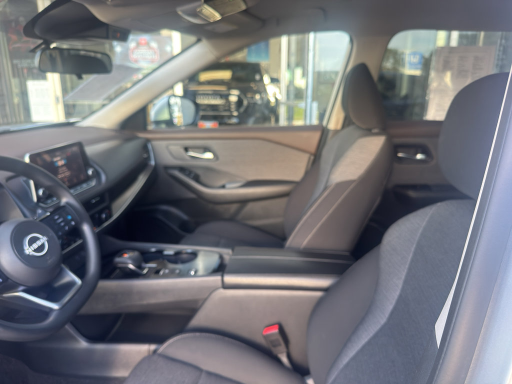 Used 2023 Nissan Rogue SV image 4