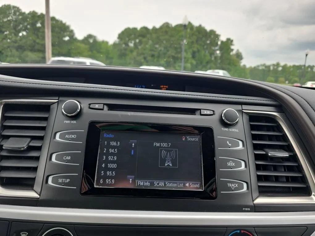 Used 2019 Toyota Highlander LE AWD/4WD image 25
