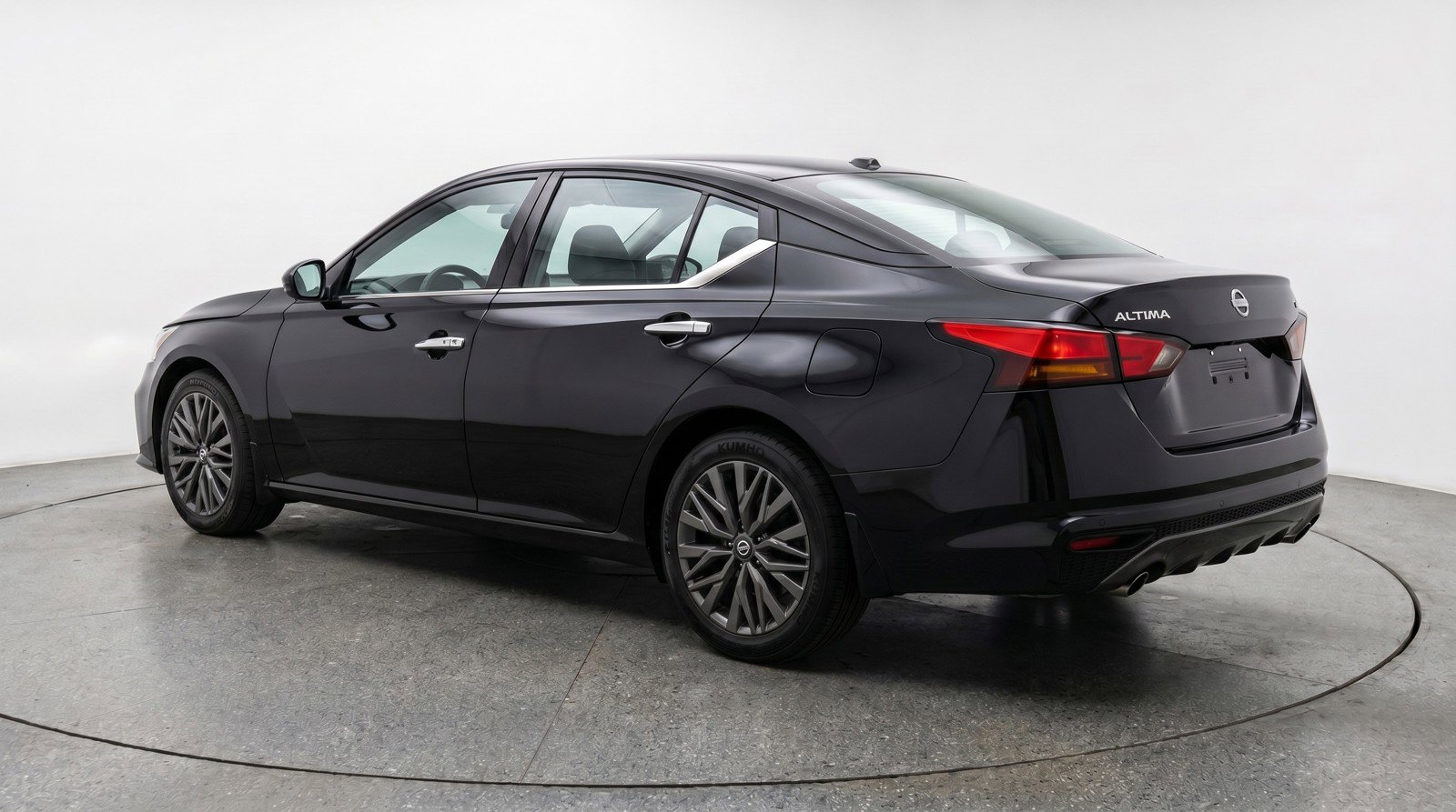 Used 2025 Nissan Altima 2.5 SV FWD image 6