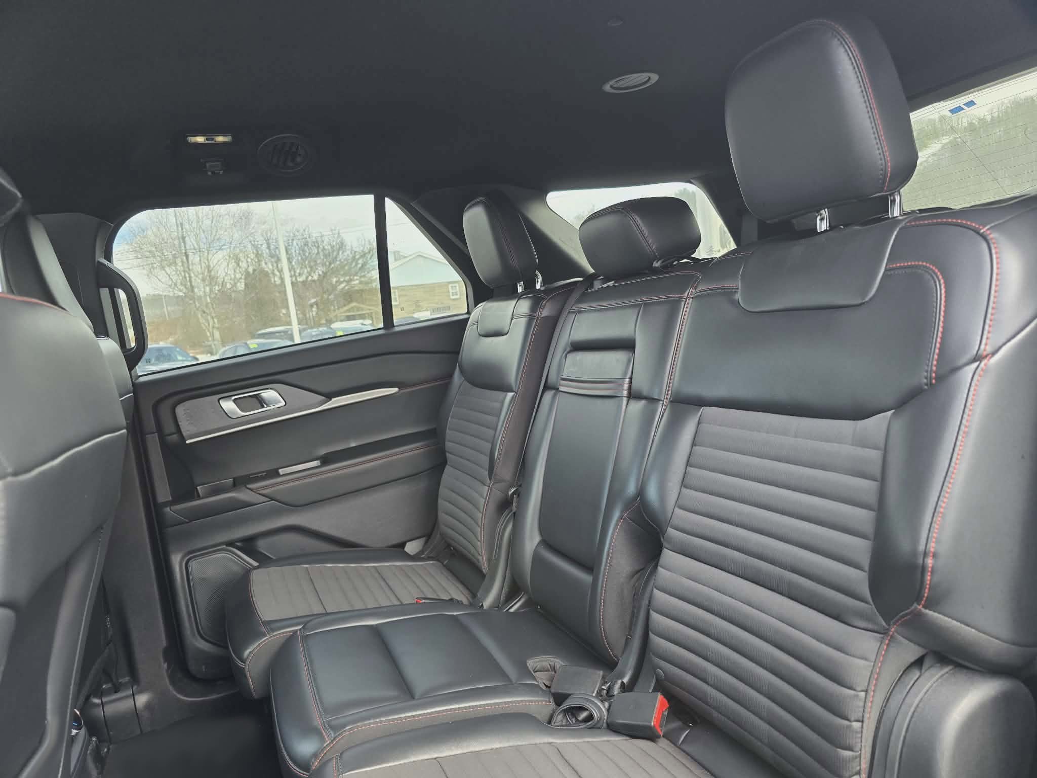 Used 2025 Ford Explorer ST-Line w/ ST-Line Street Pack image 14