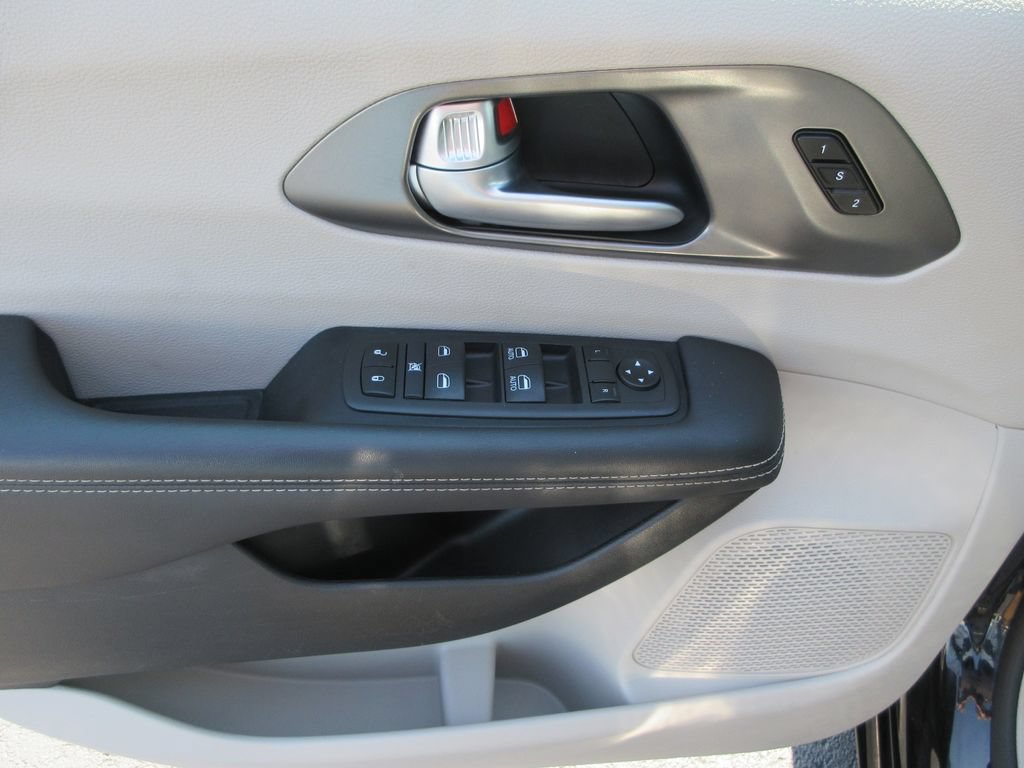 Used 2024 Chrysler Pacifica Touring-L FWD image 21