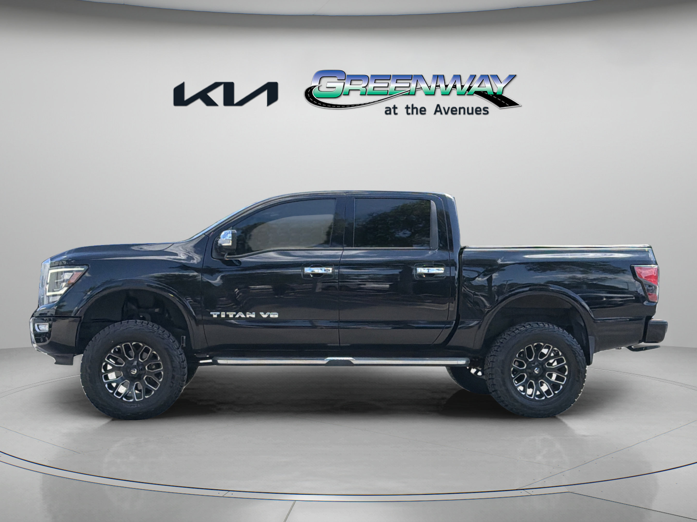 Used 2020 Nissan Titan Platinum Reserve w/ Moonroof Package AWD/4WD image 4