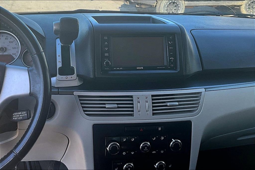 Used 2010 Volkswagen Routan SE FWD image 14