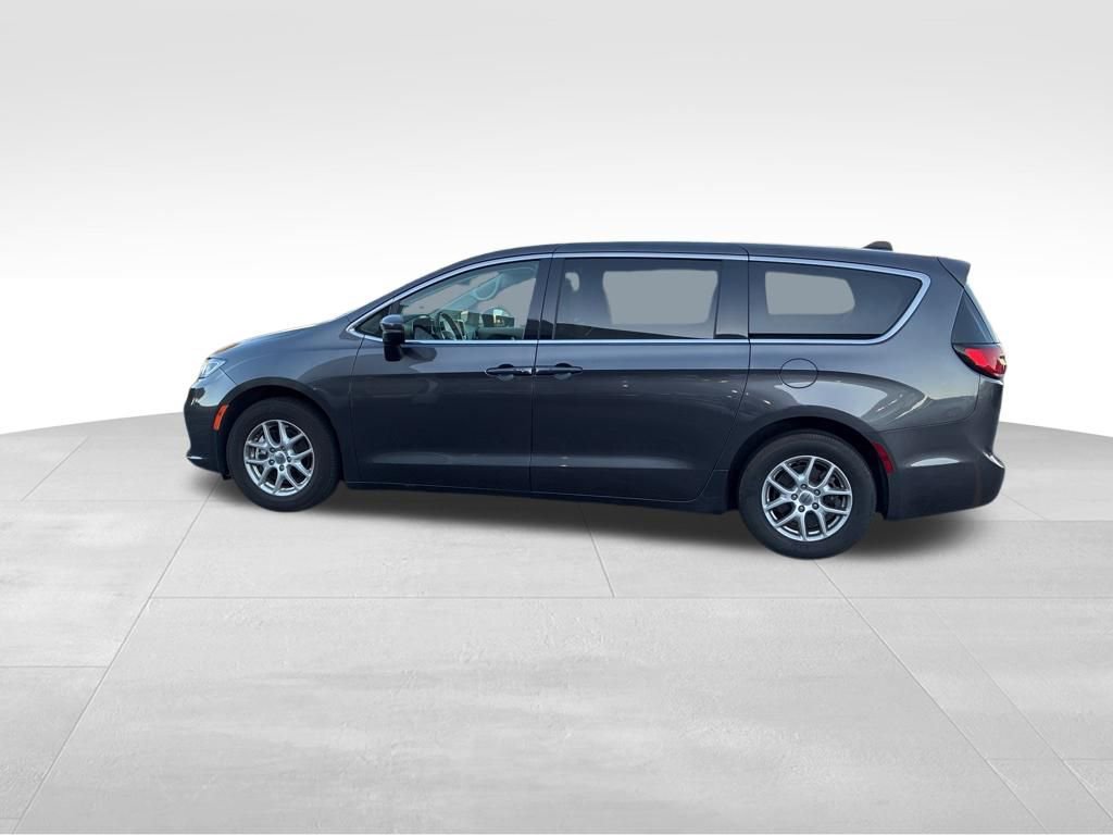 Used 2023 Chrysler Pacifica Touring-L image 2