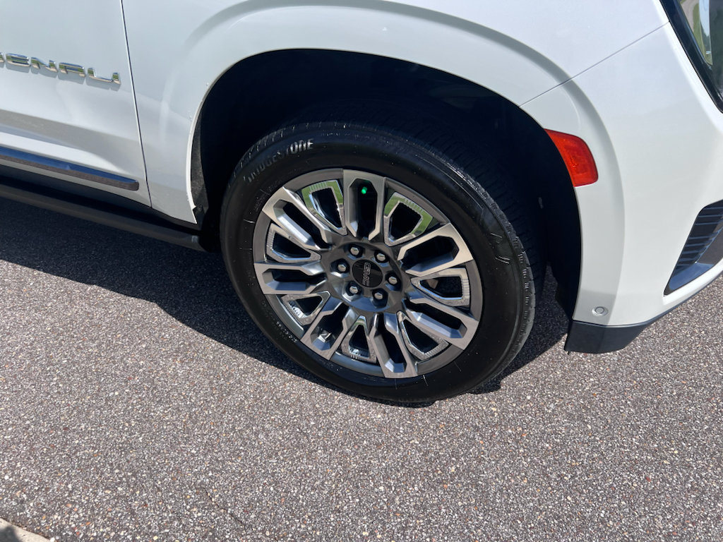 Used 2023 GMC Yukon XL Denali Ultimate AWD/4WD image 10