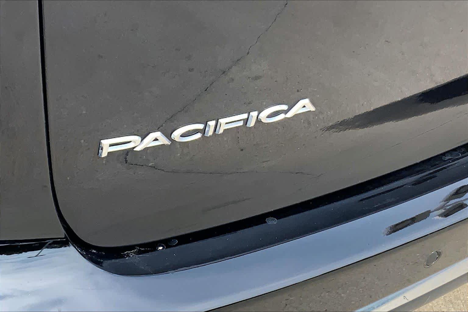 Used 2024 Chrysler Pacifica Touring-L FWD image 10