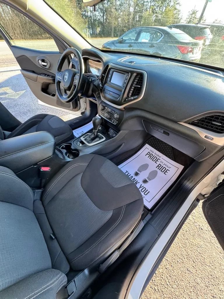 Used 2016 Jeep Cherokee Latitude w/ Cold Weather Group AWD/4WD image 13
