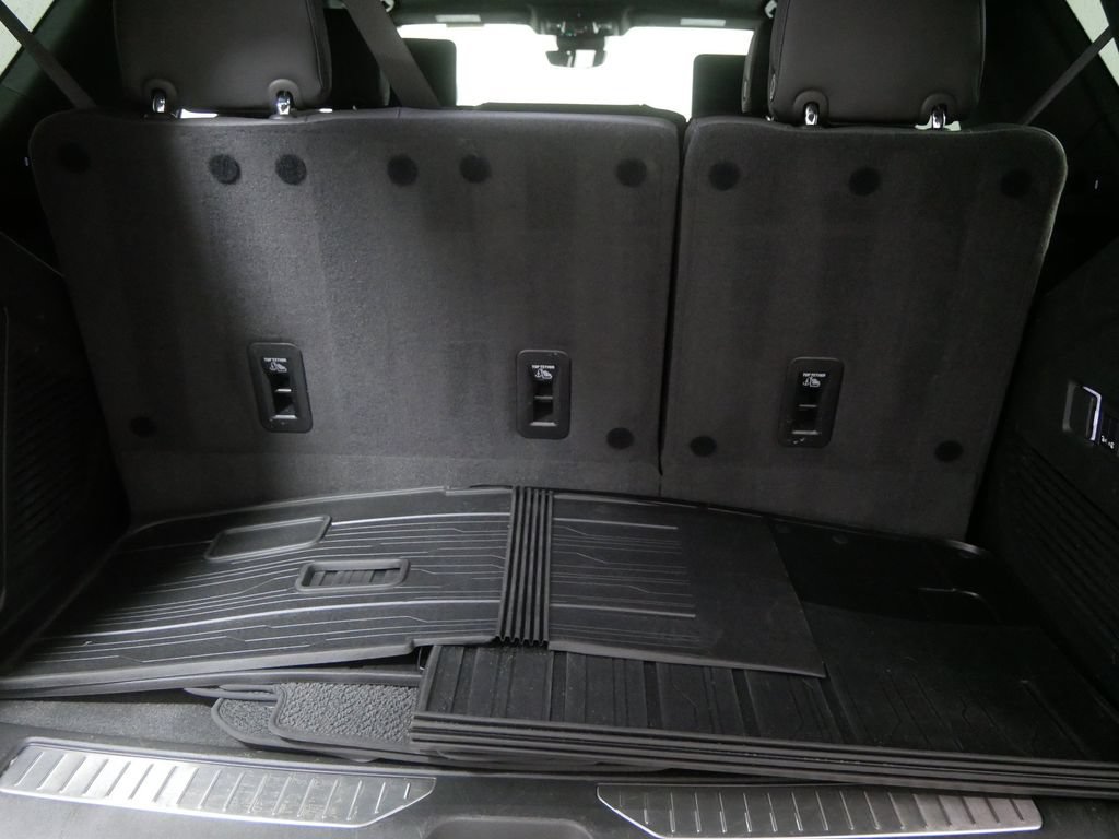 Used 2024 GMC Yukon Denali w/ Advanced Technology Package AWD/4WD image 6
