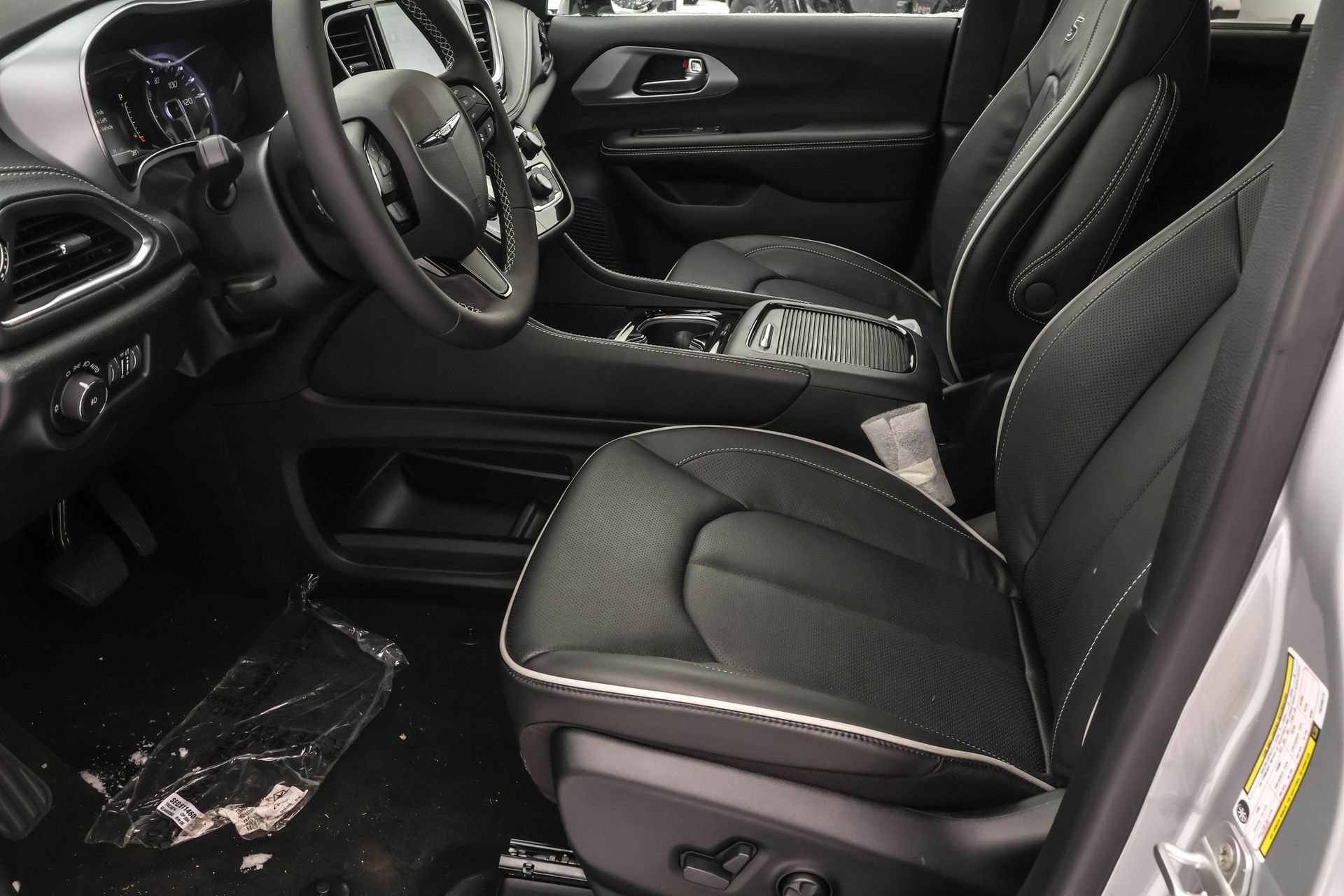 New 2026 Chrysler Pacifica Limited w/ S Appearance Package AWD/4WD image 4