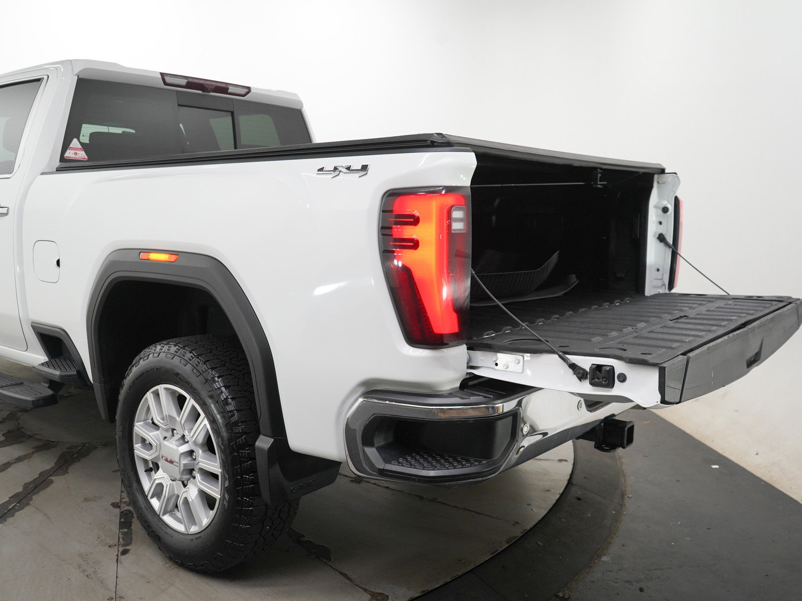 Used 2024 GMC Sierra 2500 SLT w/ SLT Convenience Package AWD/4WD image 11