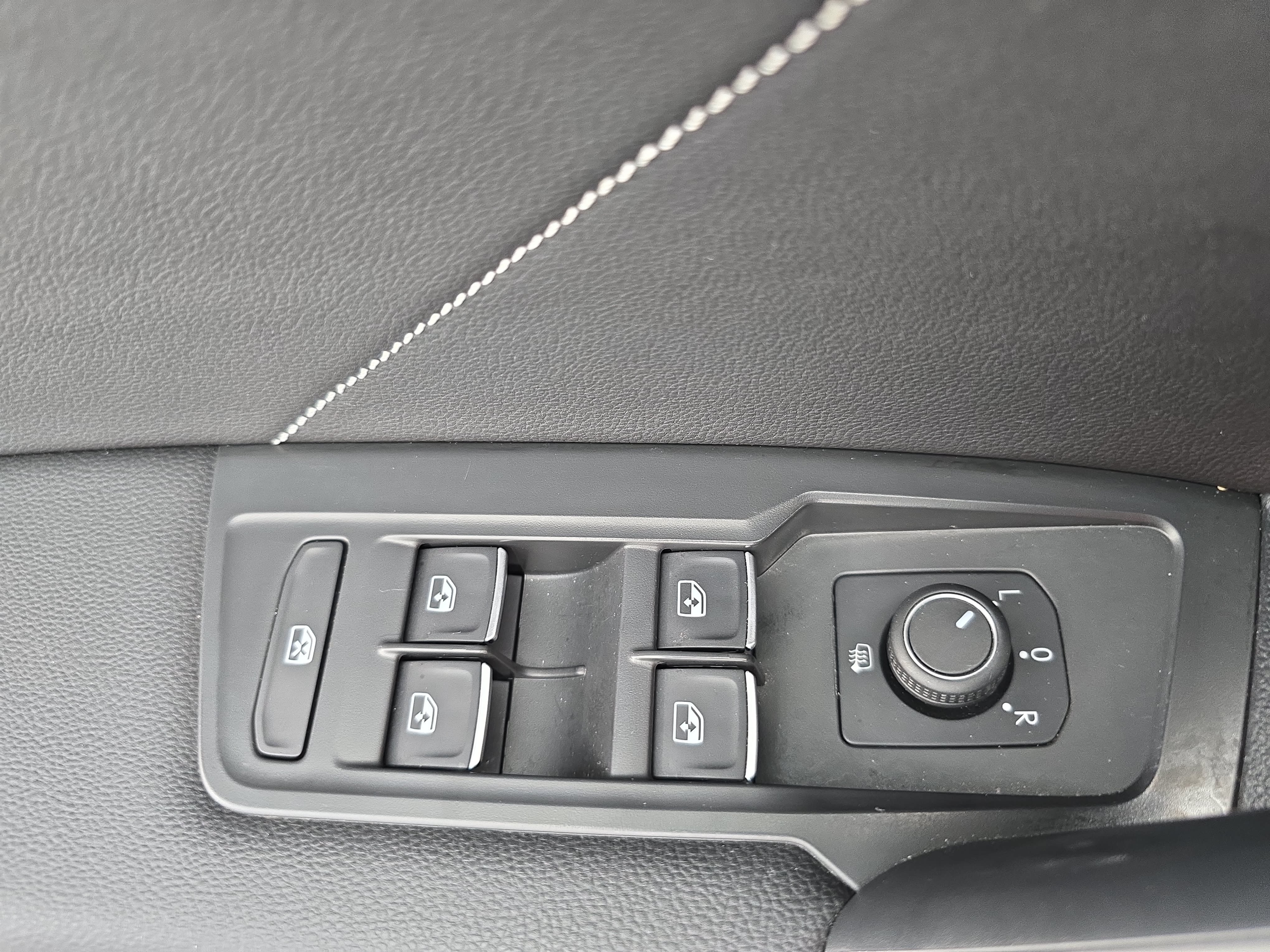 Used 2023 Volkswagen Tiguan SE FWD image 29